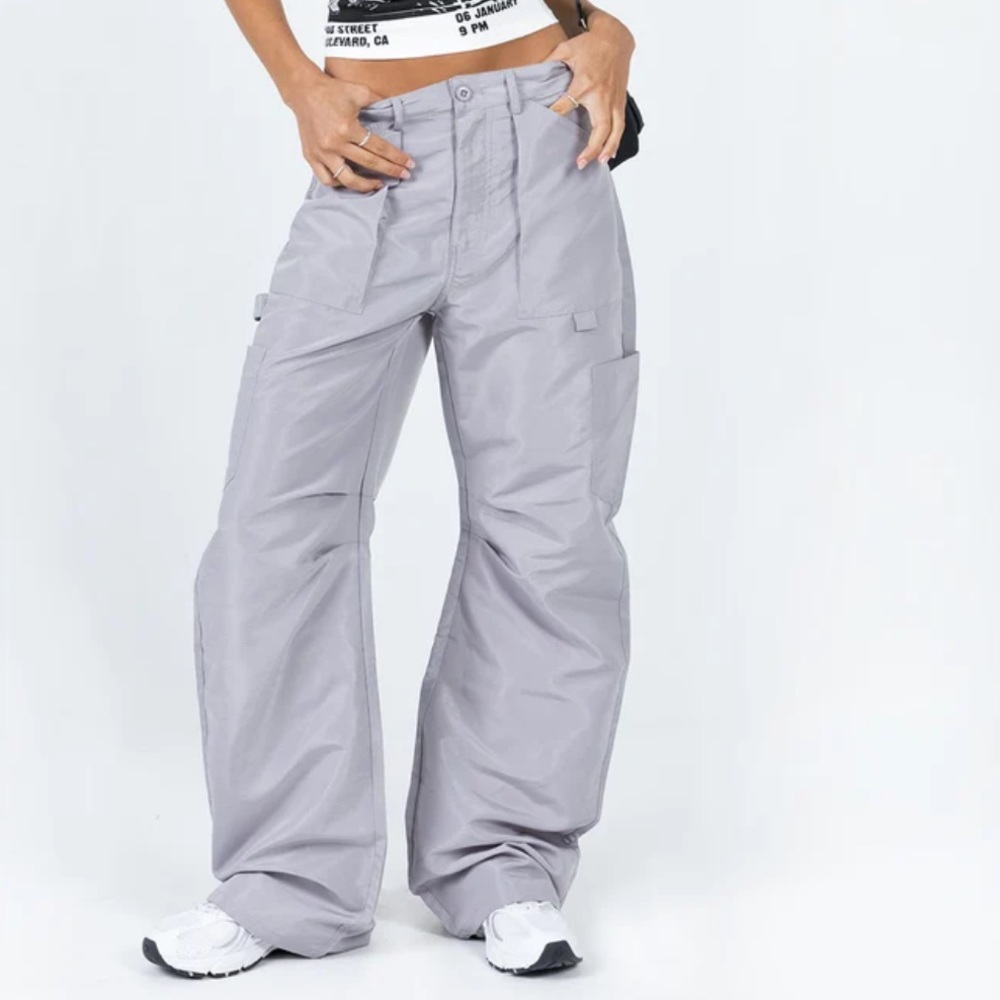 NWT Lioness Miami Vice Cargo Wide Leg Pants in Grey size 2 SOLD OUT EVERYWHERE
